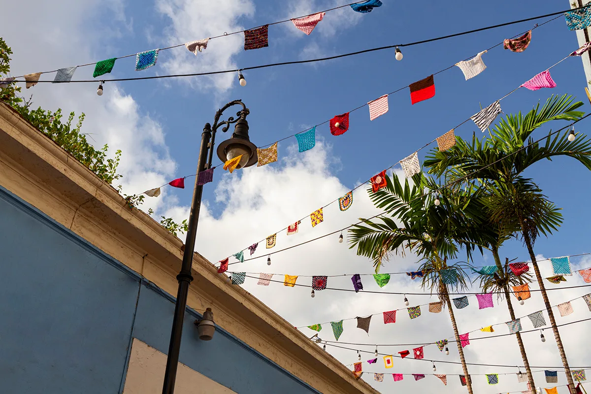 banderines colgados en una calle